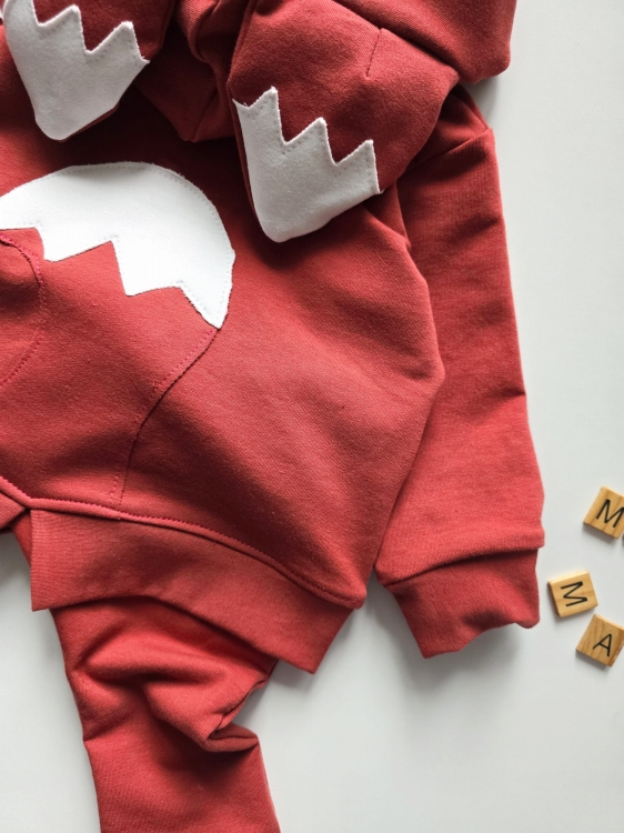 Zbliżenie na tył bluzy lisek dla dziecka handmade