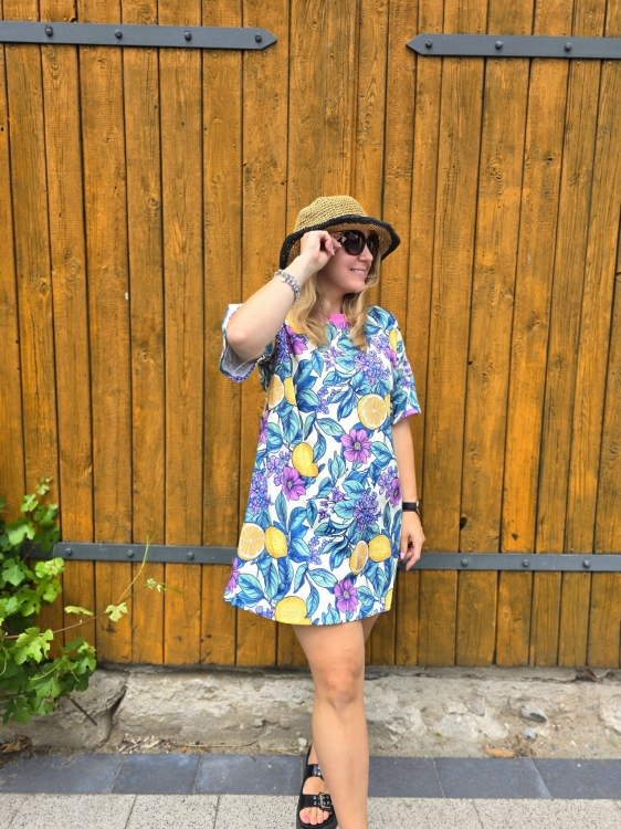 Lekka sukienka oversize z krótkim rękawem w letni, owocowy wzór
