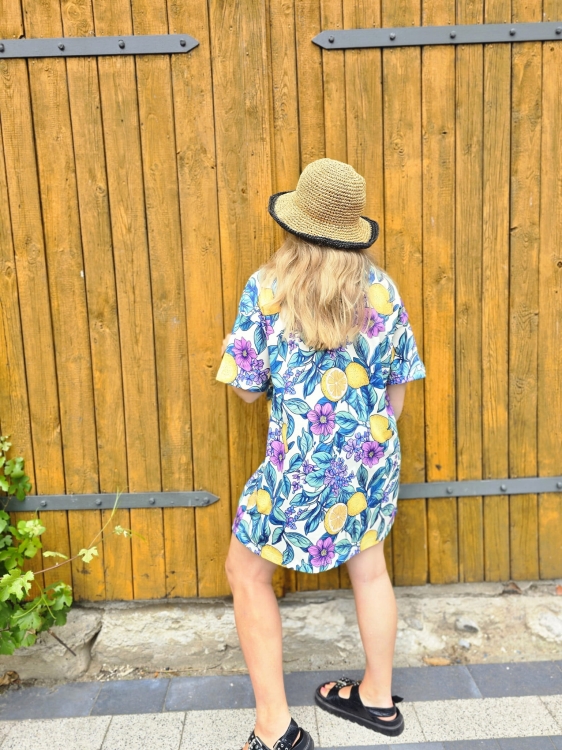 Tył sukienki oversize w cytryny – luźny, przewiewny krój