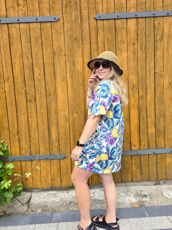 Lekka sukienka oversize z krótkim rękawem w letni, owocowy wzór