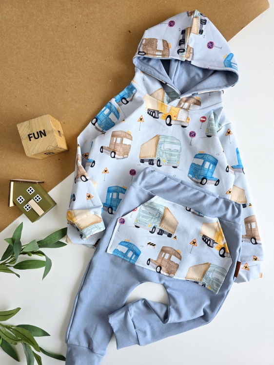 Bluza dziecięca z motywem TIR-ów w pastelowych kolorach, dostępna z kapturem, kominem lub klasycznym dekoltem. Uszyta z bawełnianej dzianiny, idealna na co dzień.