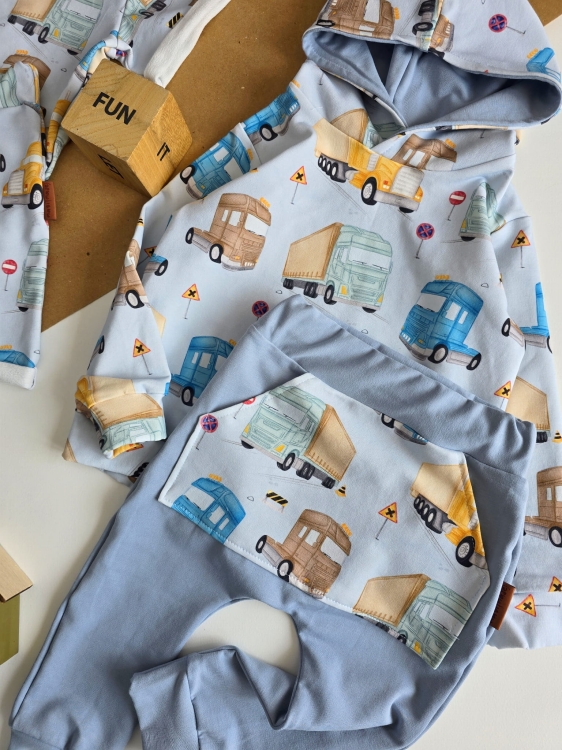 Komplet dziecięcy z motywem ciężarówek – bluza i spodnie z kieszenią kangura. Stylowy i wygodny zestaw dla małego fana TIR-ów.