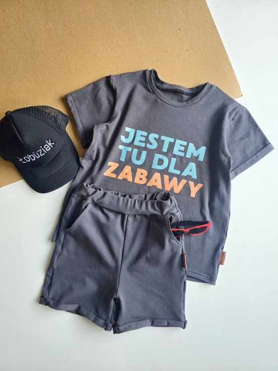 Komplet dziecięcy „Jestem tu dla zabawy” – grafitowa koszulka z napisem i szorty