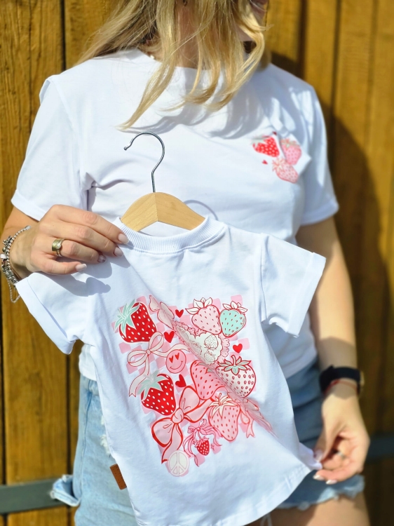 Biała bluzka damska z nadrukiem truskawek – handmade Matimade