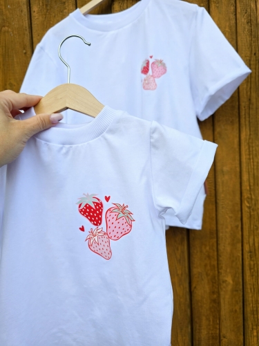 Biała bluzka dziecięca z truskawkami – handmade Matimade