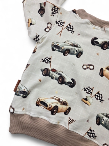 20250808_113937 (Bluza dziecięca Retro Race z motywem klasycznych samochodów wyścigowych na kremowym tle
