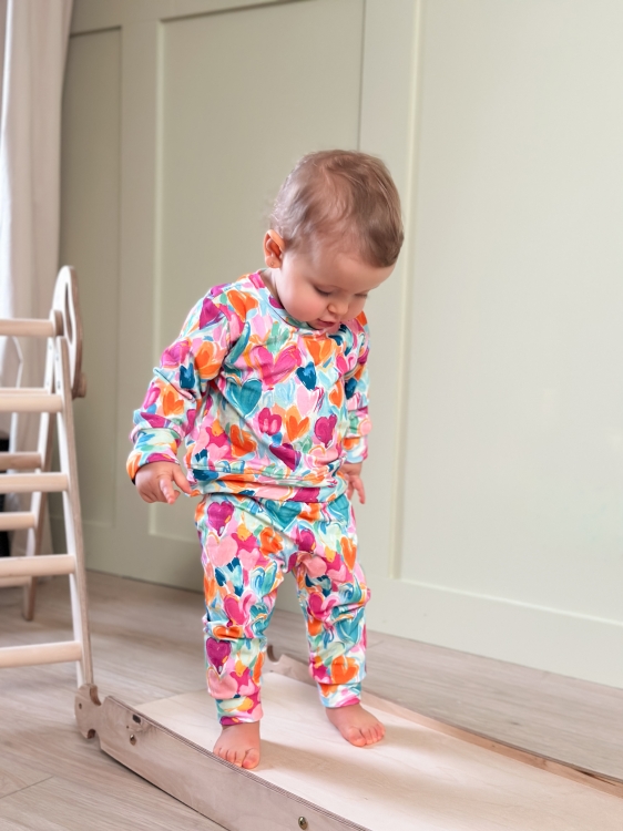 Kolorowy komplet dziecięcy w serduszka – wygodny zestaw handmade dla dziecka