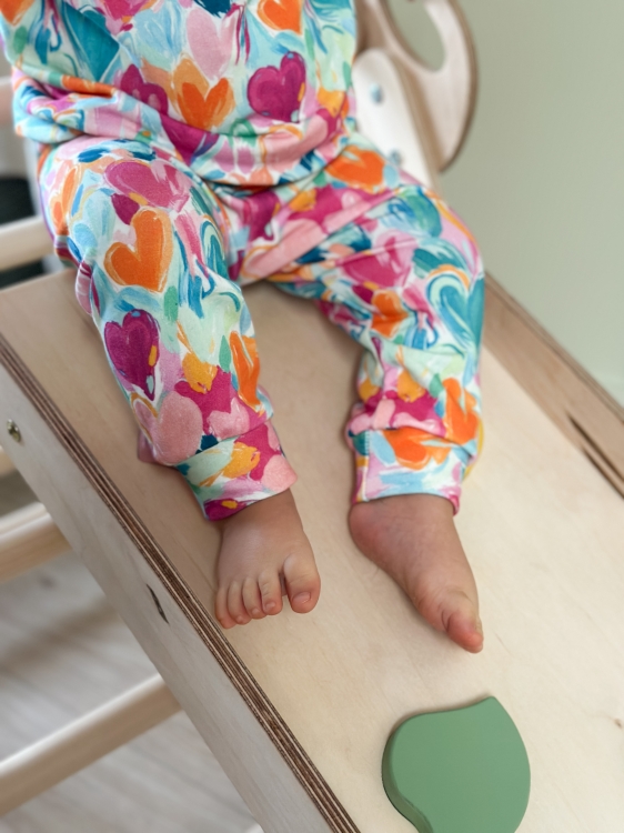 Spodnie dziecięce w kolorowe serduszka – elastyczny pas i wygodny krój