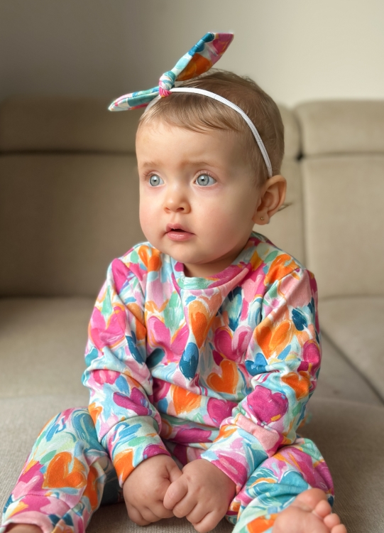 Bluza dziecięca Heart Bloom w kolorowe serduszka – Matimade