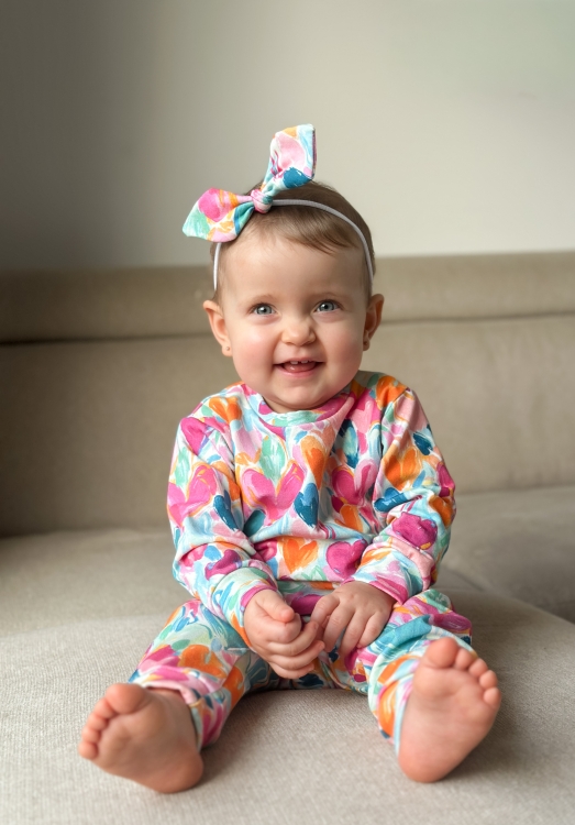 Bluza dziecięca w serduszka noszona przez dziecko – wygodna i miękka