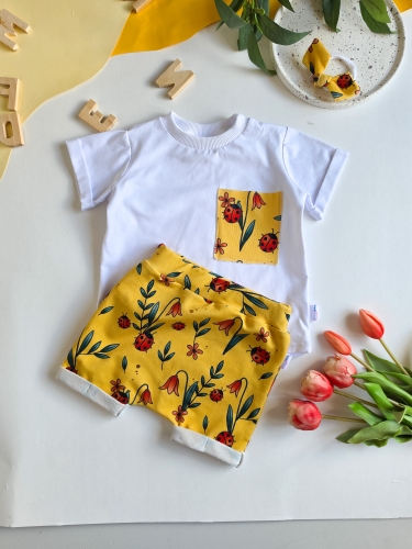 Żółty komplet dziecięcy MatiMade w biedronki i kwiaty - biała koszulka z kieszonką i wzorzyste spodenki