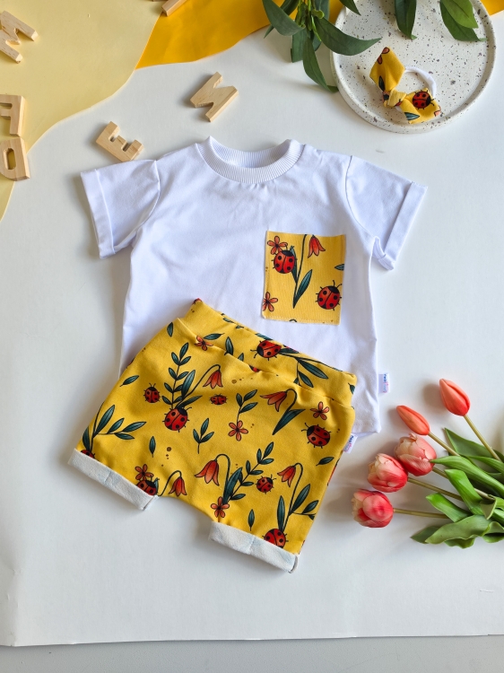 Żółty komplet dziecięcy MatiMade w biedronki i kwiaty - biała koszulka z kieszonką i wzorzyste spodenki