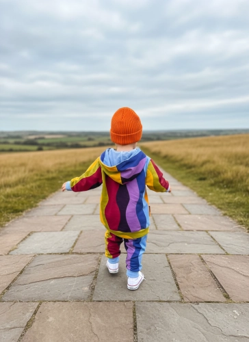 Chłopiec w dresie kolorwe fale.webp