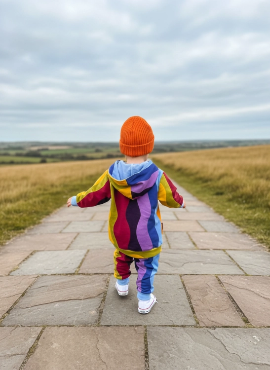 Chłopiec w dresie kolorwe fale.webp