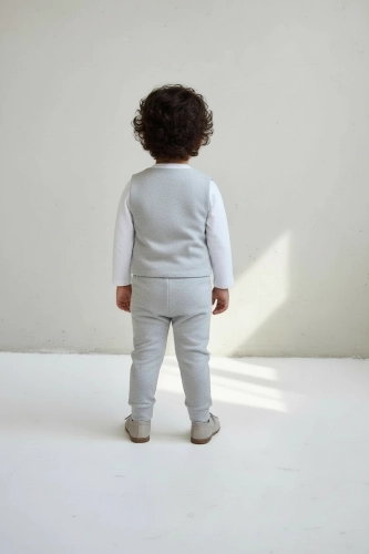 Szary garniturek dziecięcy z kamizelką i spodniami dresowymi wizytowymi