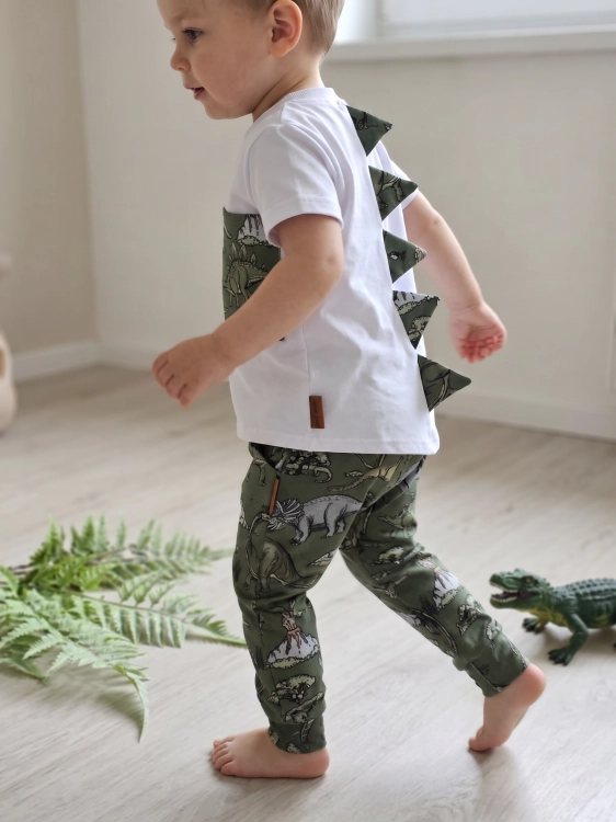 chłopiec w dresie dino khaki MatiMade